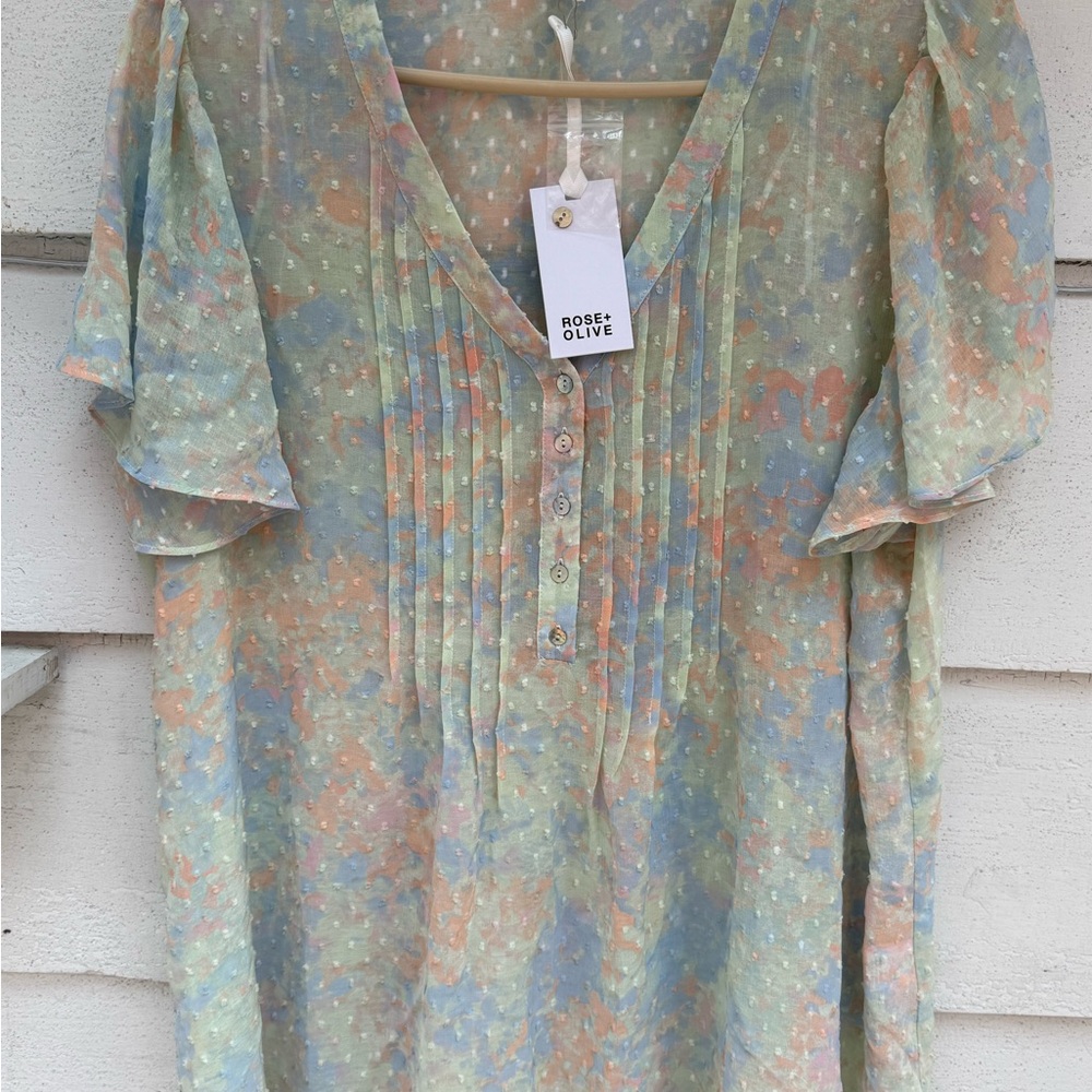 Rose + Olive sheer women’s  floral top size 1x. Abstract pastel pattern.